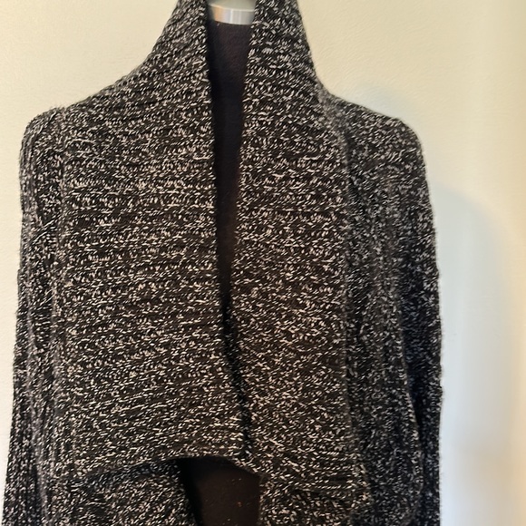 Long cardigan. - Picture 2 of 5